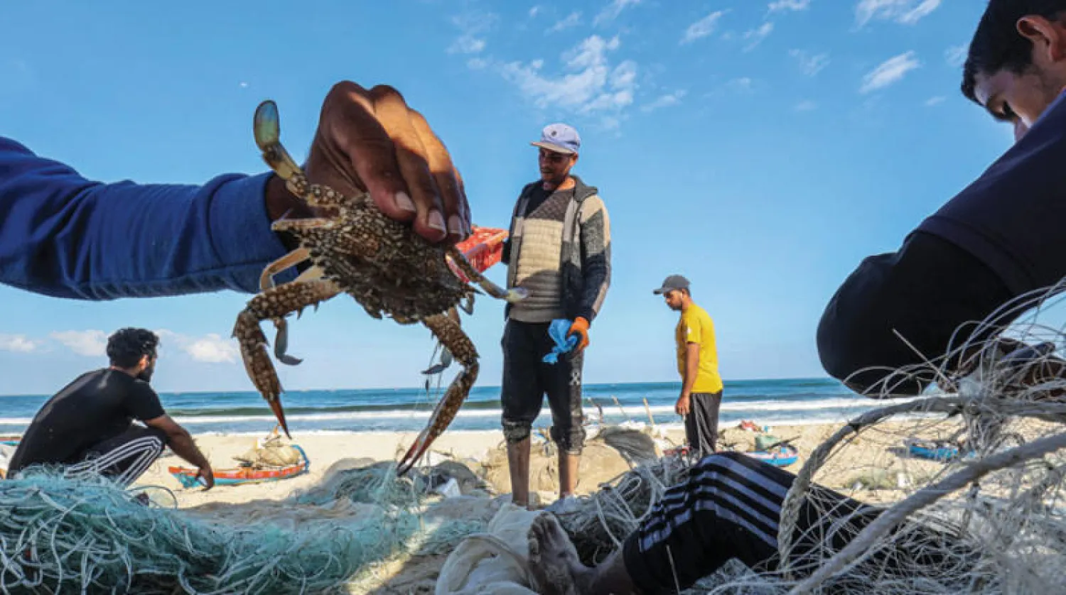 صيادون فلسطينيون قرب أحد شواطئ جنوب غزة (أ.ف.ب)