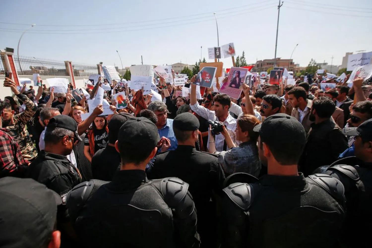 People take part in a protest following the death of Mahsa Amini in front of the United Nations headquarters in Erbil, Iraq September 24, 2022. REUTERS/Azad Lashkari