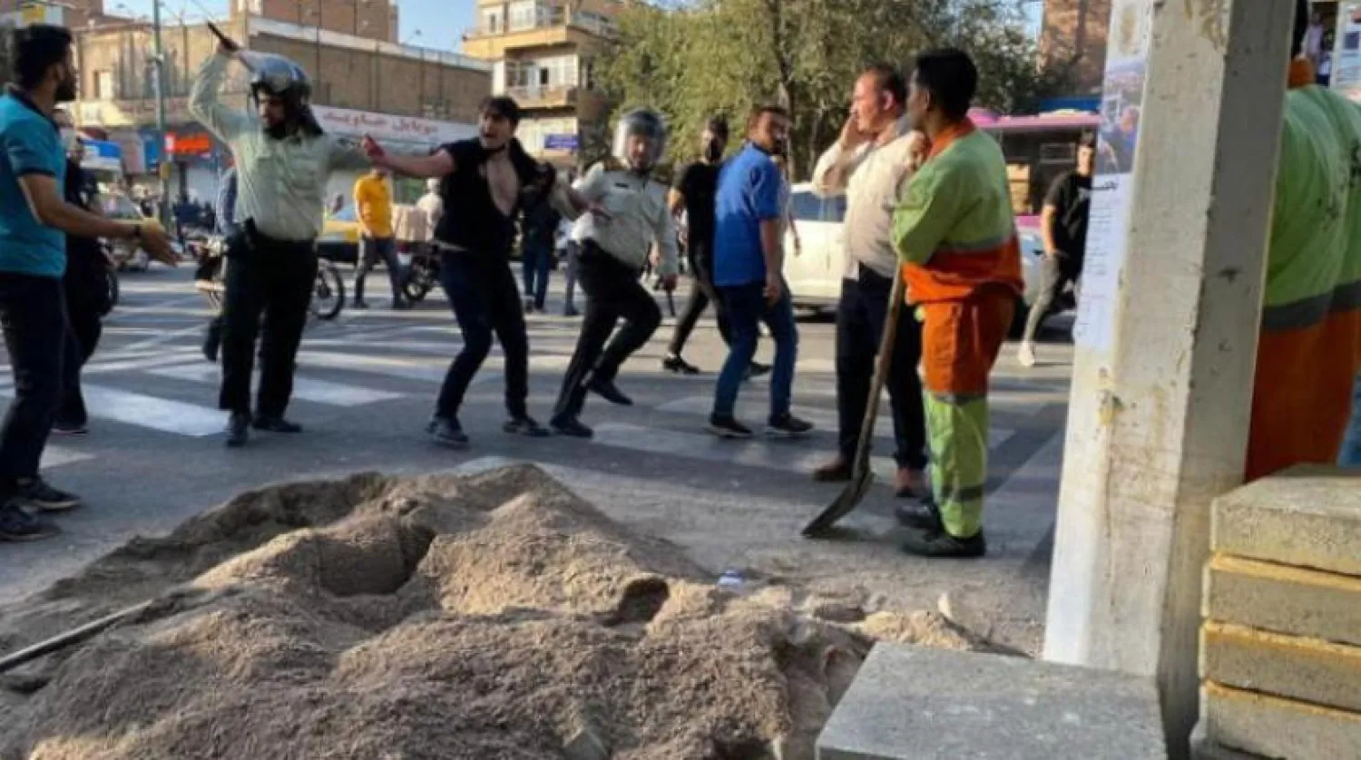 Polisler ülkenin kuzeybatısındaki Tebriz'de bir protestocuyu yakalıyor (Twitter)