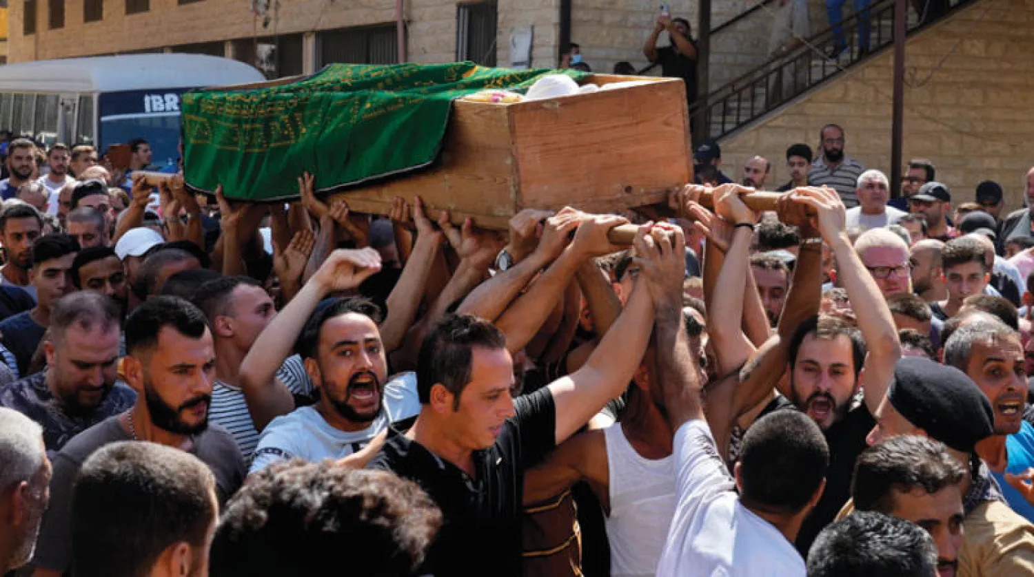 تشييع أحد الضحايا الفلسطينيين في مخيم نهر البارد أمس (أ.ب)