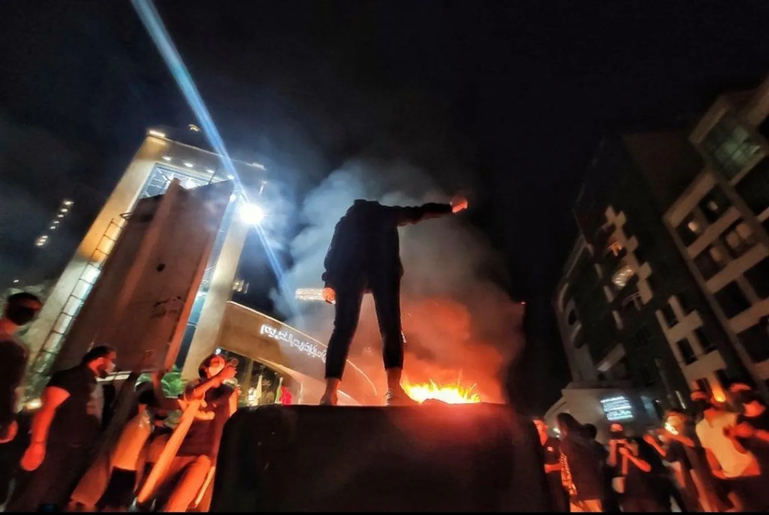 جانب من الاحتجاجات الليلية أمس (أ.ف.ب)