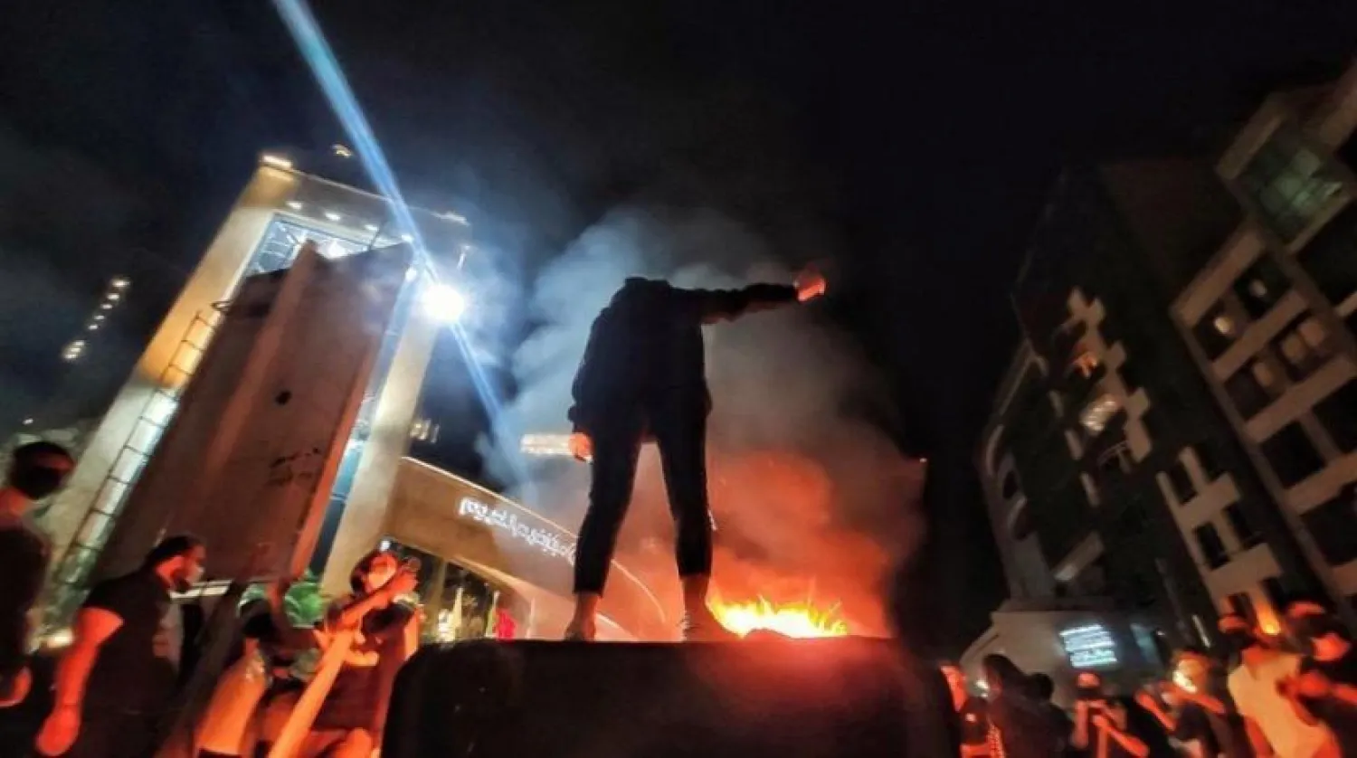 Dün gece protestolarının bir kısmı (AFP)
