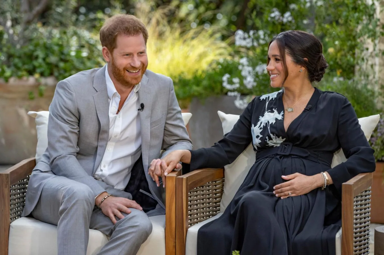 Prens Harry ve Meghan Markle, Kraliyet'ten ayrıldıktan sonra Oprah Winfrey'yle yaptıkları söyleşide sarayda zor günler geçirdiklerini anlatmıştı (AP)

