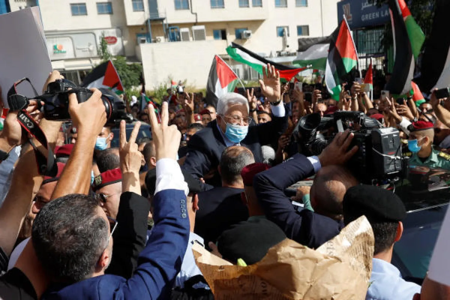 استقبال الرئيس الفلسطيني في رام الله بعد عودته من نيويورك الأحد (رويترز)