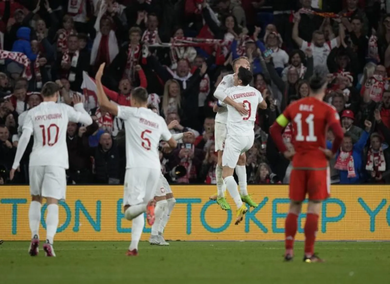 لاعبو بولندا يحتفلون بفوزهم على ويلز ( AP )