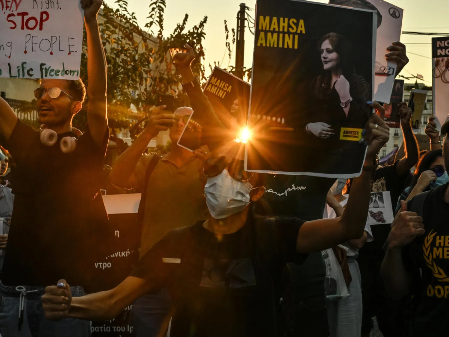 Iranian women in Athens cut their hair in a gesture of solidarity with Amini, brandishing placards reading "say her name!" Louisa GOULIAMAKI AFP
