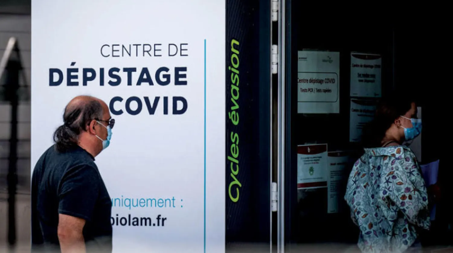 أشخاص یدخلون مرکزاً لاختبار فیروس «کورونا» في نانت غرب فرنسا (أ.ف.ب)