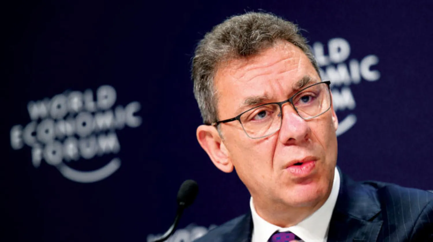 بورلا يتحدث في مؤتمر صحافي حول «فايزر» في دافوس مايو الماضي (أ.ب)