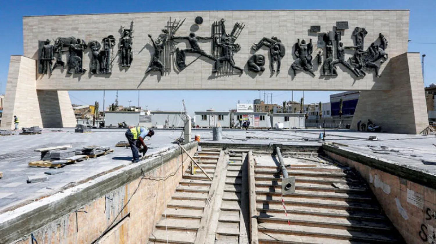 أعمال الترميم الجارية لنصب الحرية في ساحة التحرير وسط العاصمة العراقية بغداد (أ.ف.ب)