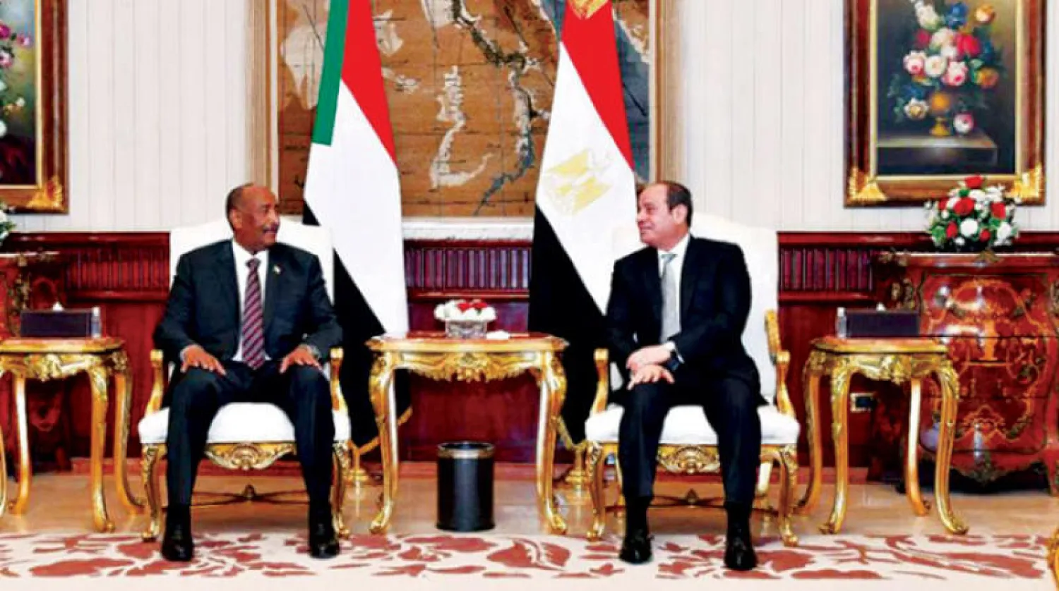 الرئيس السيسي مستقبلاً البرهان في القاهرة أمس (الرئاسة المصرية)