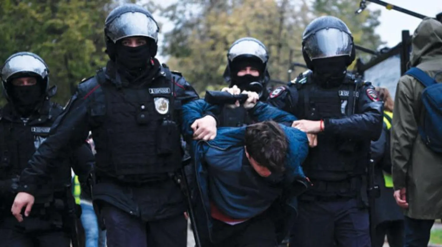 Dün Moskova'da kısmi seferberlik ilanı sonrası düzenlenen protesto gösterilerinde gözaltına alınan bir eylemci (AFP)