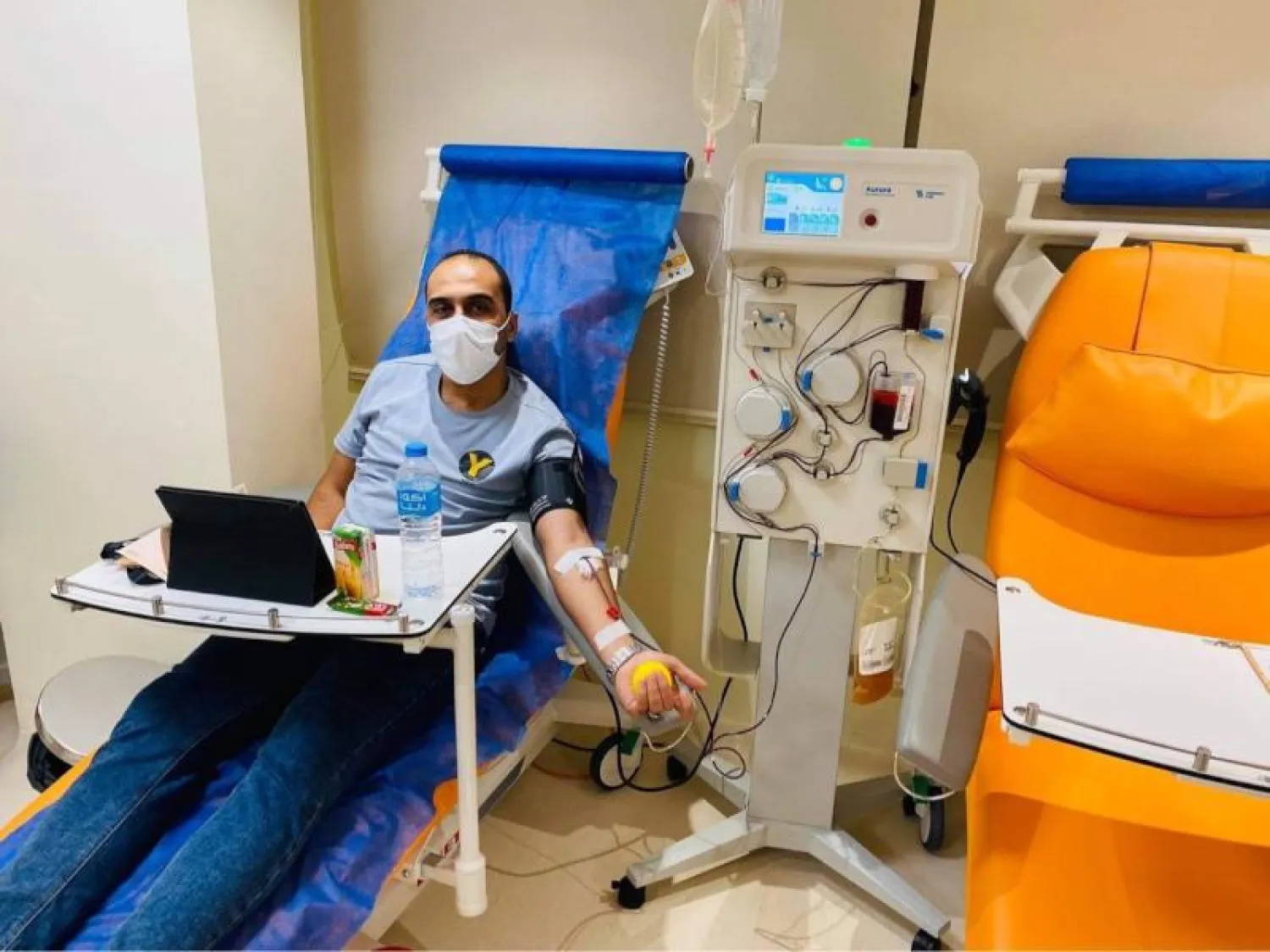 مواطن خلال عملية تبرع بالبلازما ضمن حملة قومية (وزارة الصحة المصرية)