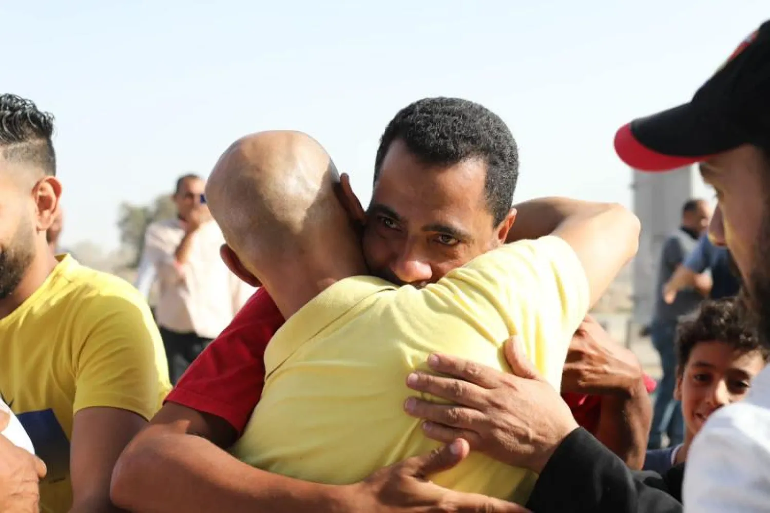 أحد المفرج عنهم يحتضن قريباً له بعد إخلاء سبيله (لجنة العفو الرئاسي)