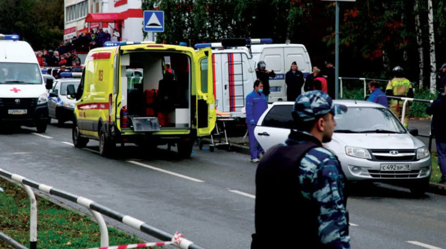 الشرطة الروسية أمام مدخل المدرسة بعد الهجوم الإرهابي (وكالة نوفوستي)