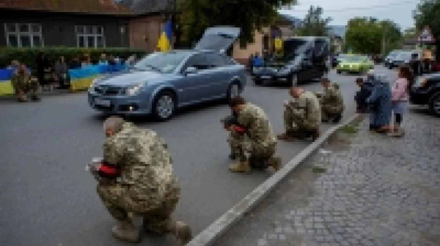 Ukraynalı askerler, Harkov'da Rus güçlerine karşı son çatışmalarda ölen silah arkadaşlarının cenaze töreninde (Reuters)
