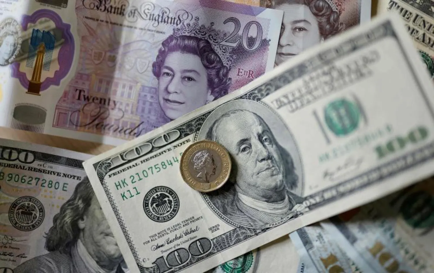 الجنيه الإسترليني هبط إلى مستوى قياسي أمام الدولار (أ.ف.ب)