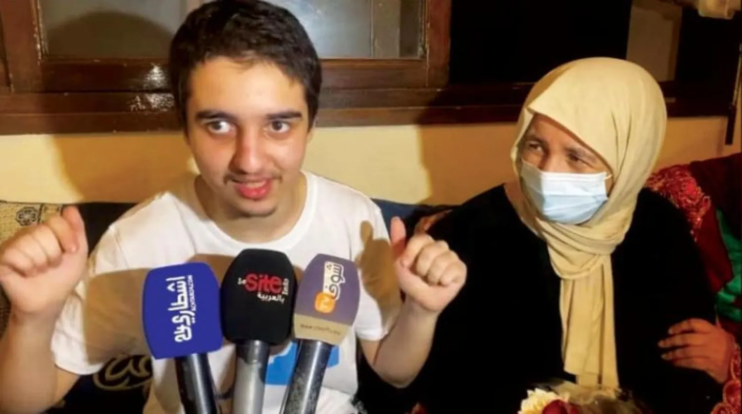 Brahim Saadoun and his mother (Asharq Al-Awsat)