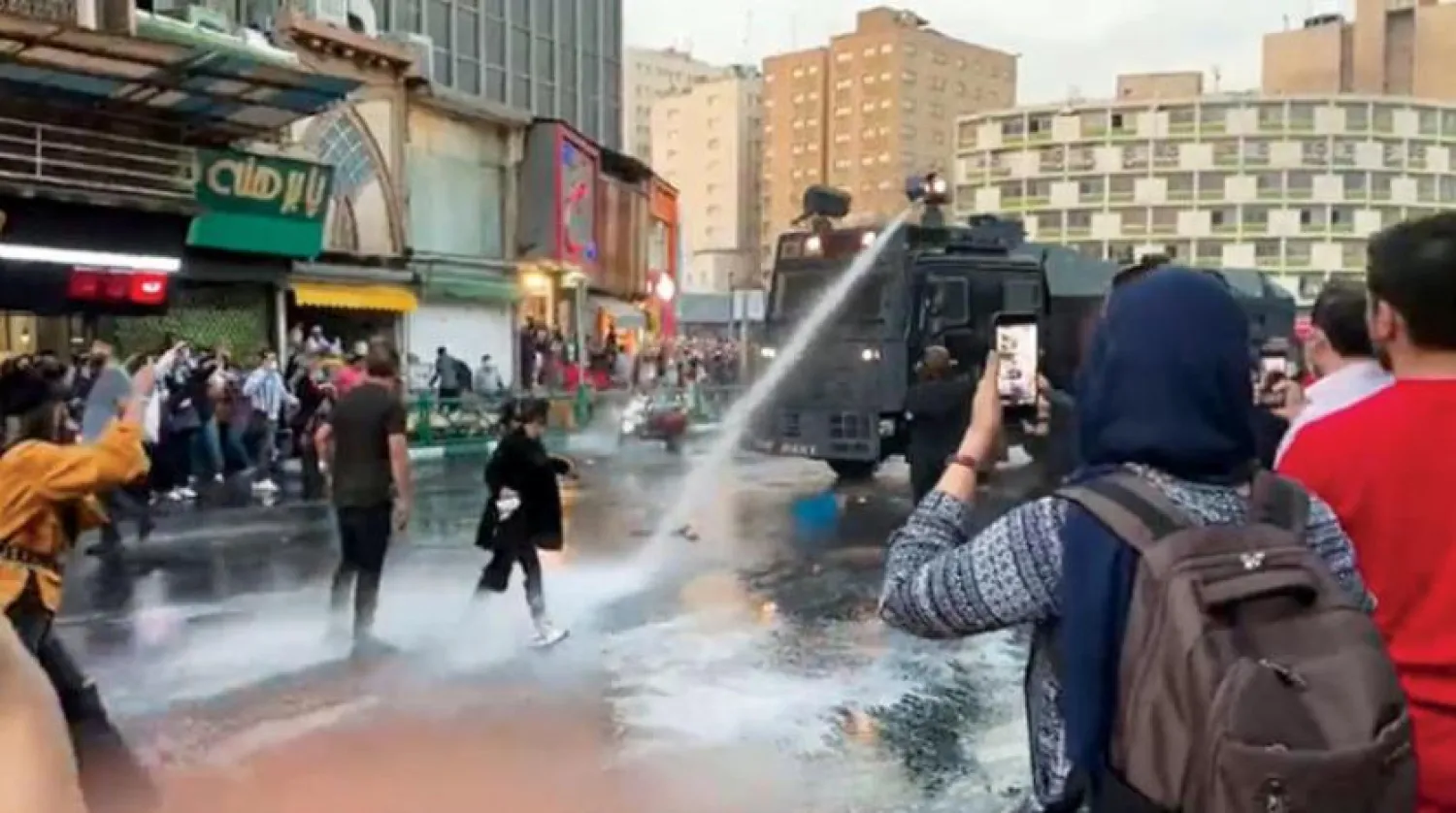 İran'da düzenlenen protestolardan bir kare (Twitter)