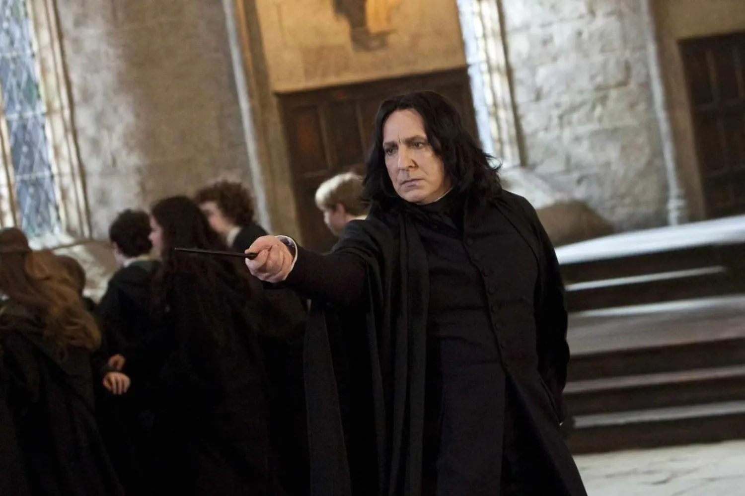 Harry Potter serisinin sonlarında, Harry Potter'a düşman olduğu sanılan Alan Rickman'ın canlandırdığı Snape'in aslında onu korumaya çalıştığı ortaya çıkmıştı (Warner Bros)