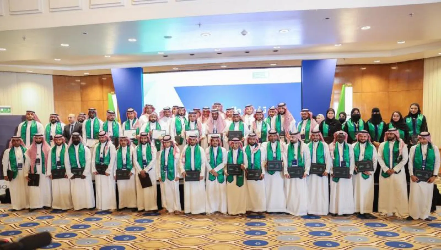 صورة جماعية لخريجي الدبلوم الرياضي (الشرق الأوسط)