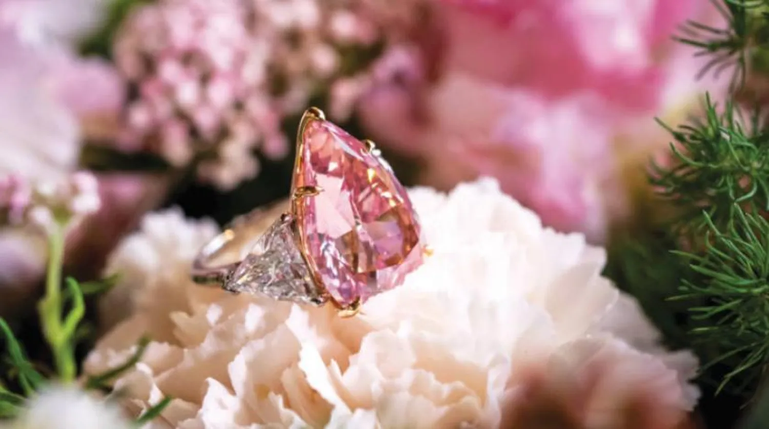 Fortune Pink taşının yer aldığı yüzük (AFP)