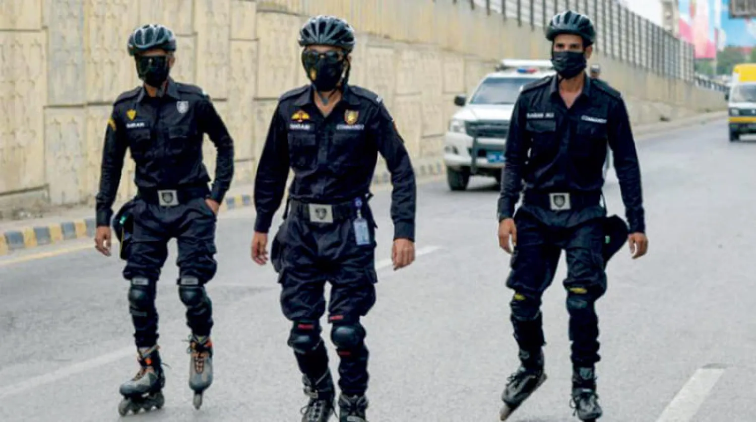 عناصر الشرطة الباكستانية يقومون بدورية خارج ملعب الكريكيت الوطني قبل بدء المباراة الدولية الثانية والعشرين بين باكستان وإنجلترا في كراتشي (أ.ف.ب)