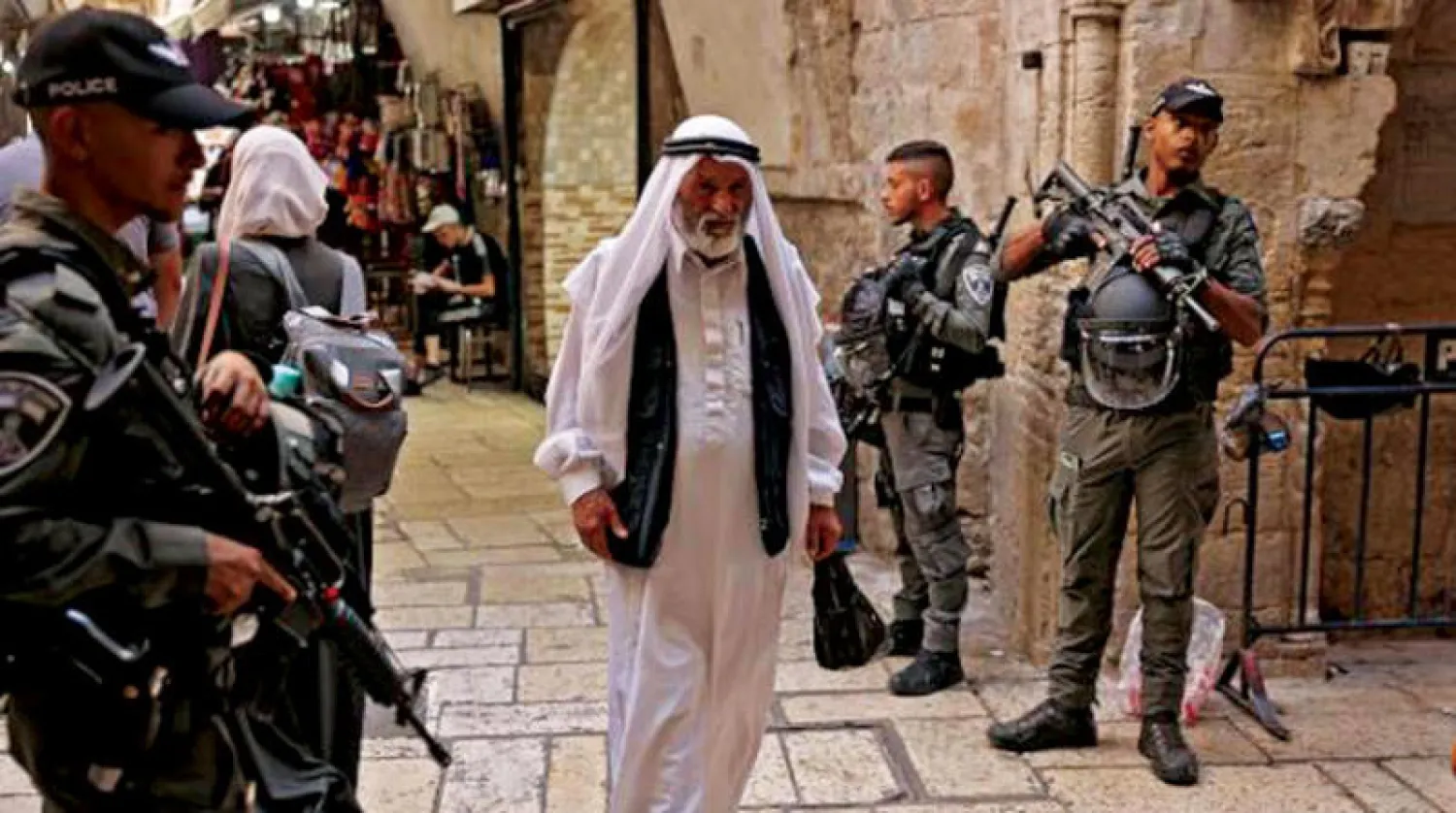 وجود كبير لقوات الأمن الإسرائيلية في البلدة القديمة في القدس أمس (أ.ف.ب)