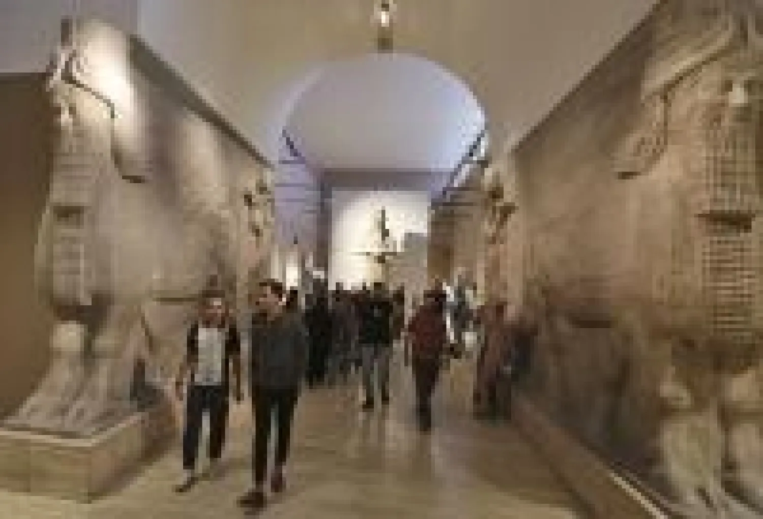 عراقيون يزورون المتحف الوطني في بغداد أمس بمناسبة اليوم العالمي للسياحة (أ.ف.ب)