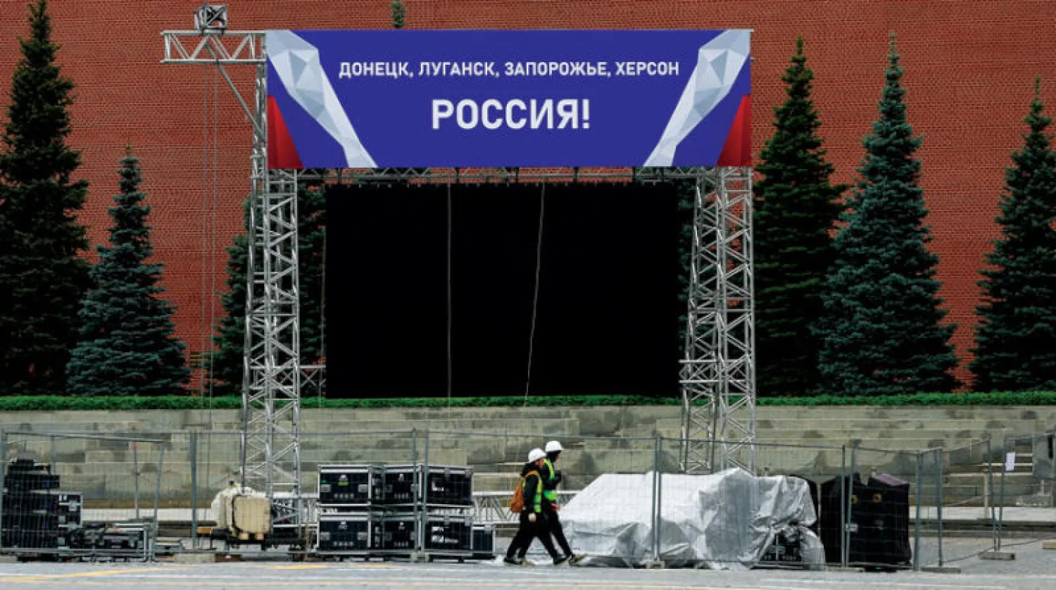 منصة تمت إقامتها في الساحة الحمراء في موسكو استعداداً لإعلان نتائج الاستفتاء (رويترز)