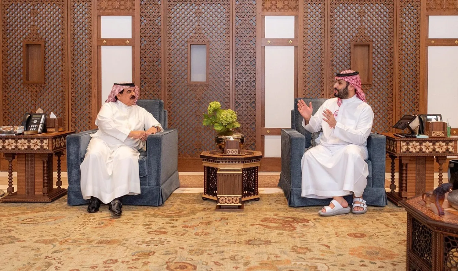 25 September 2022, Saudi Arabia, Jeddah: Saudi Crown Prince Mohammed bin Salman (R) meets with King of Bahrain Hamad bin Isa Al Khalifa. (SPA)