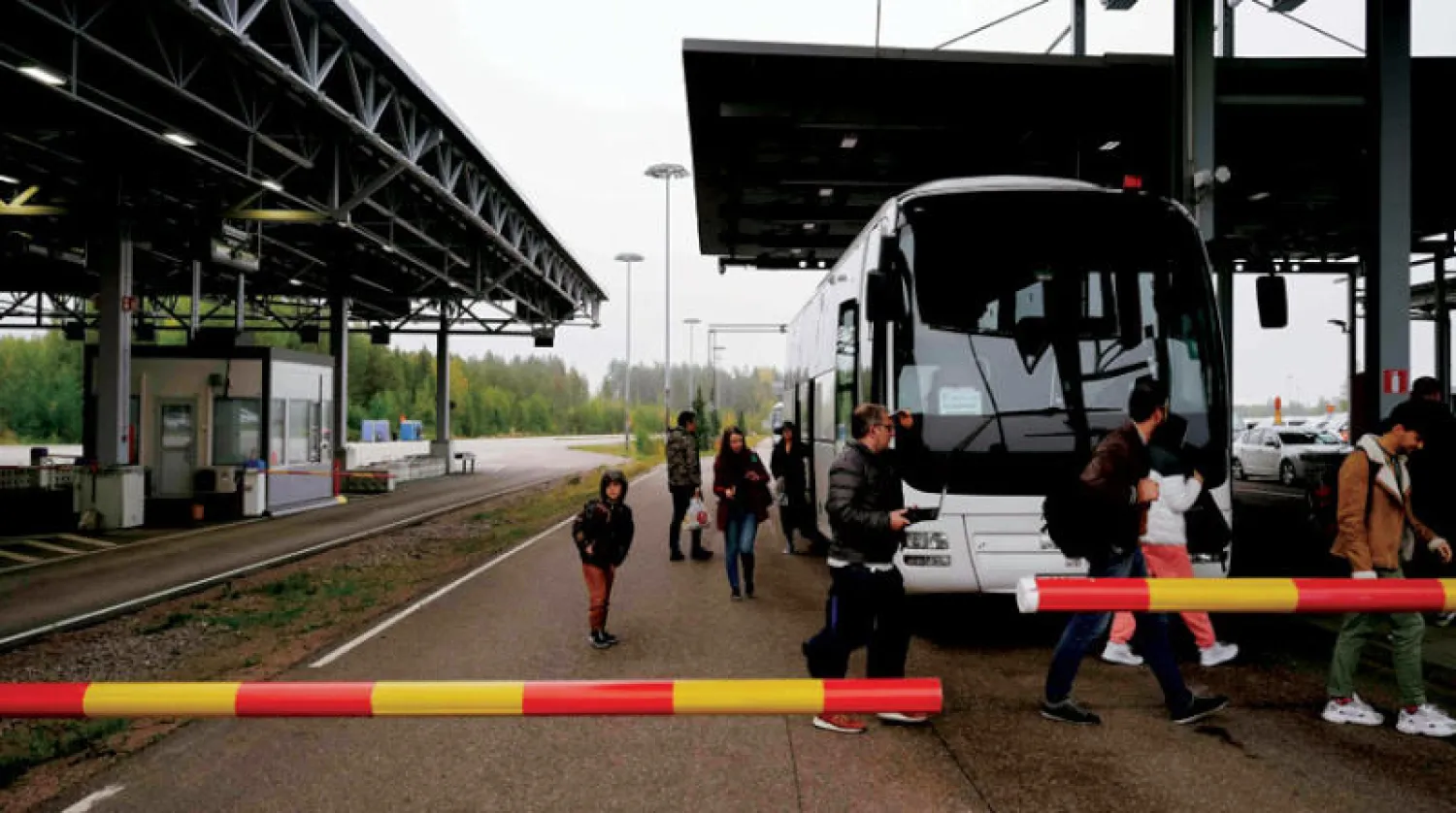 حافلة روسية على الحدود الفنلندية (أ.ف.ب)