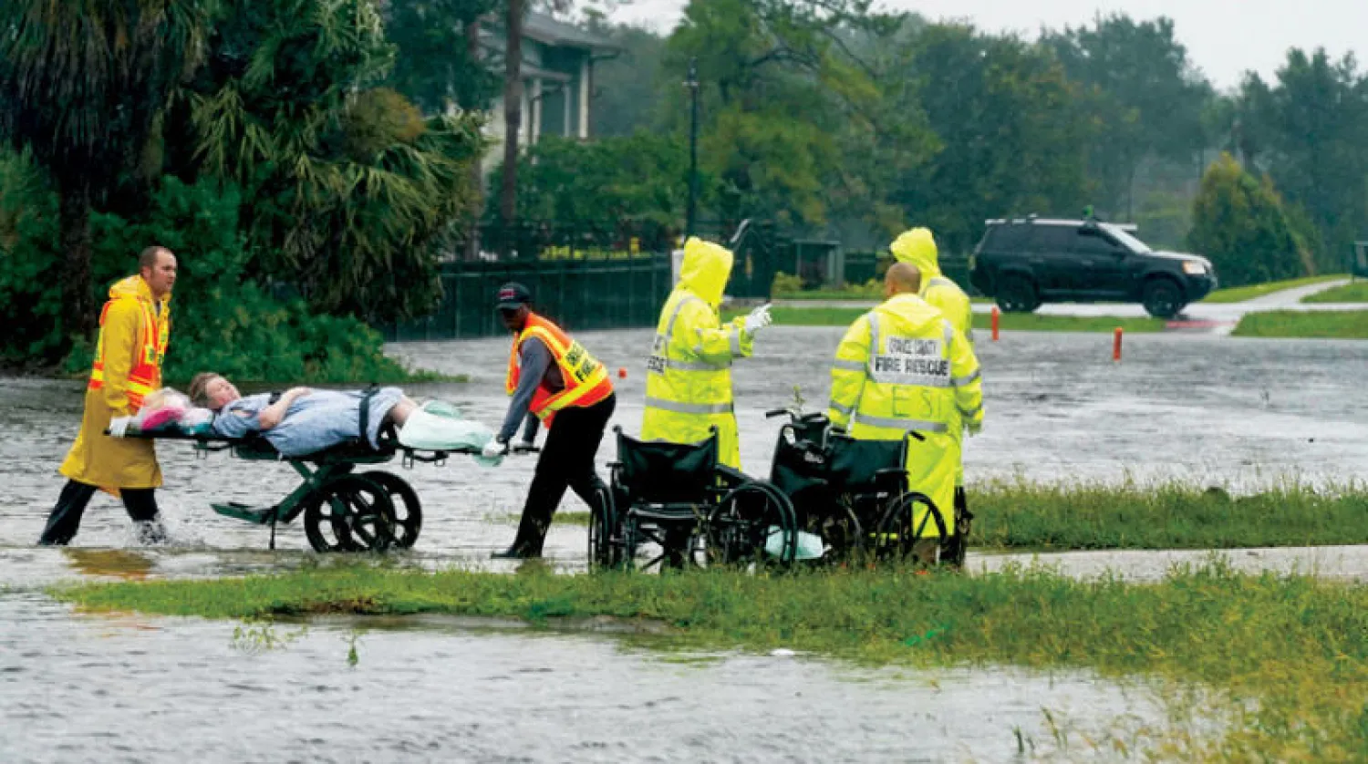 إجلاء مصابين من دار مسنين في فلوريدا أمس (أ.ب)