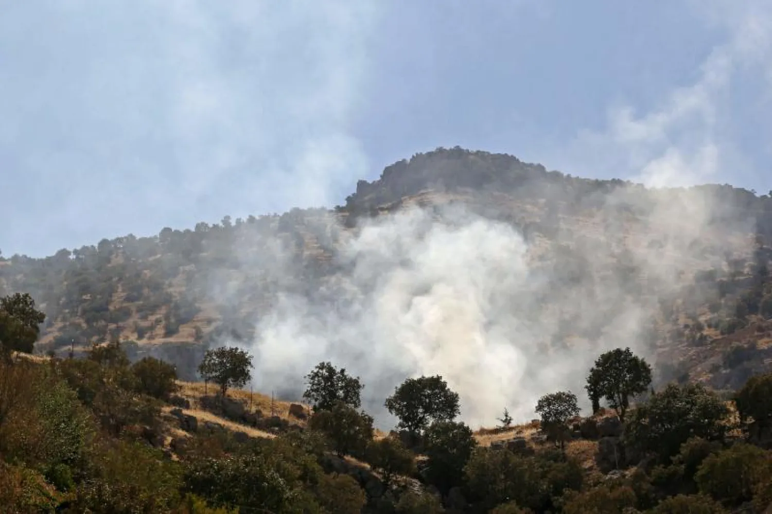 دخان القصف يتصاعد من مناطق بإقليم كردستان شمال العراق (أ.ف.ب)