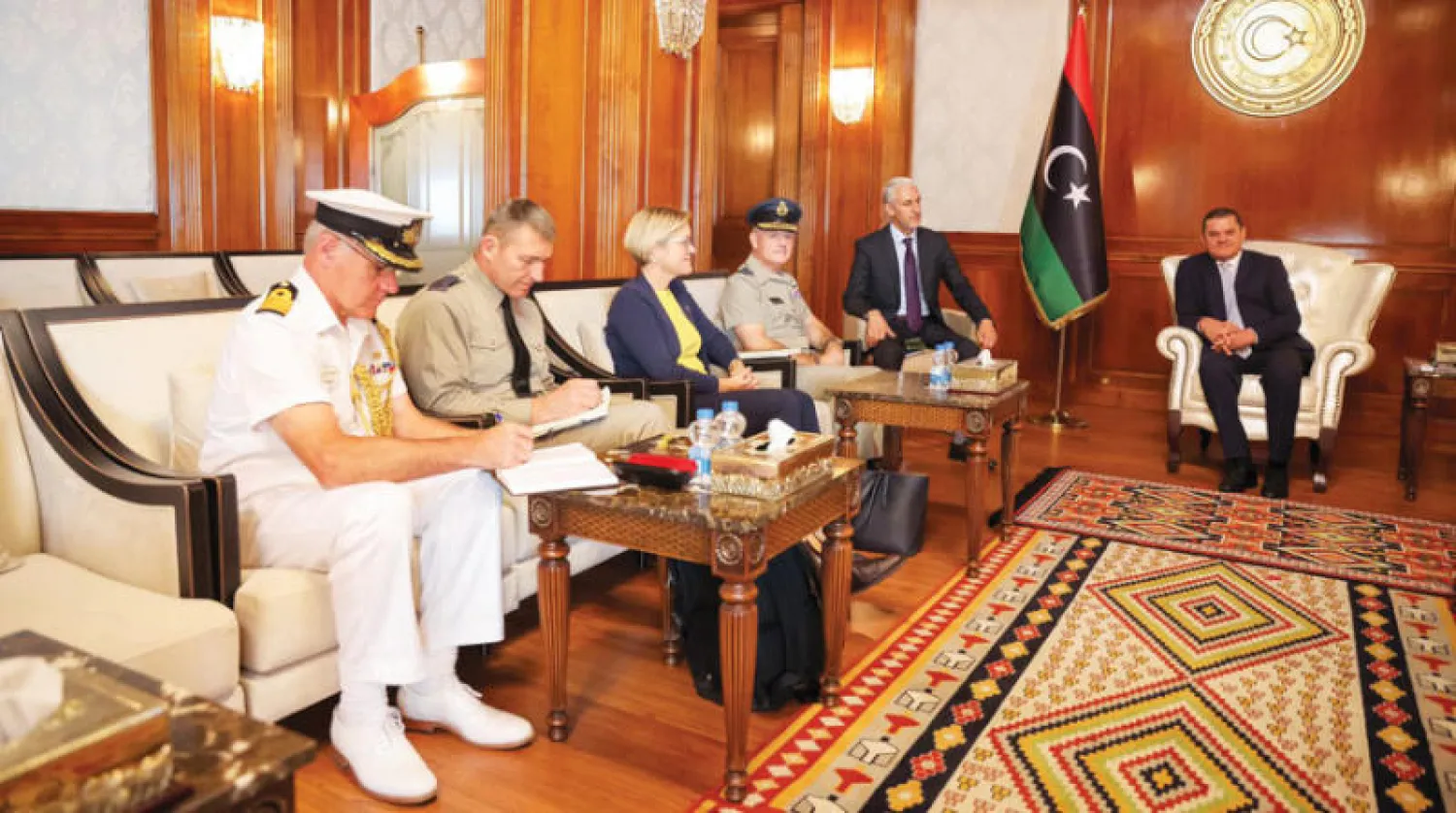 صورة بثتها حكومة الدبيبة لاجتماعه بالوفد العسكري البريطاني