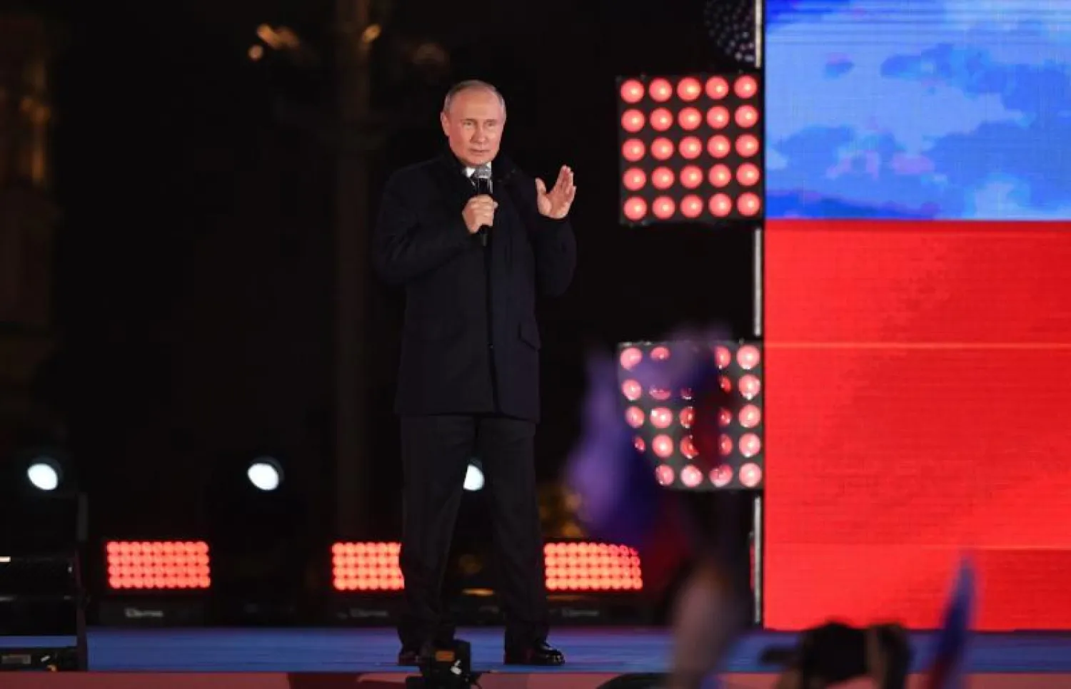 الرئيس الروسي فلاديمير بوتين يتحدث من الساحة الحمراء في وسط موسكو (إ.ب.أ)