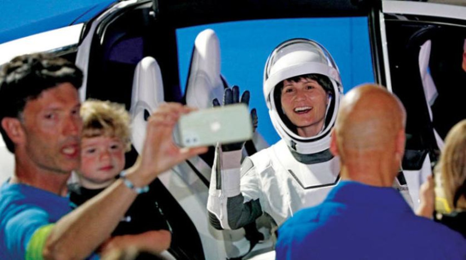 Astronot Samantha Cristoforetti ailesiyle birlikte (AFP)