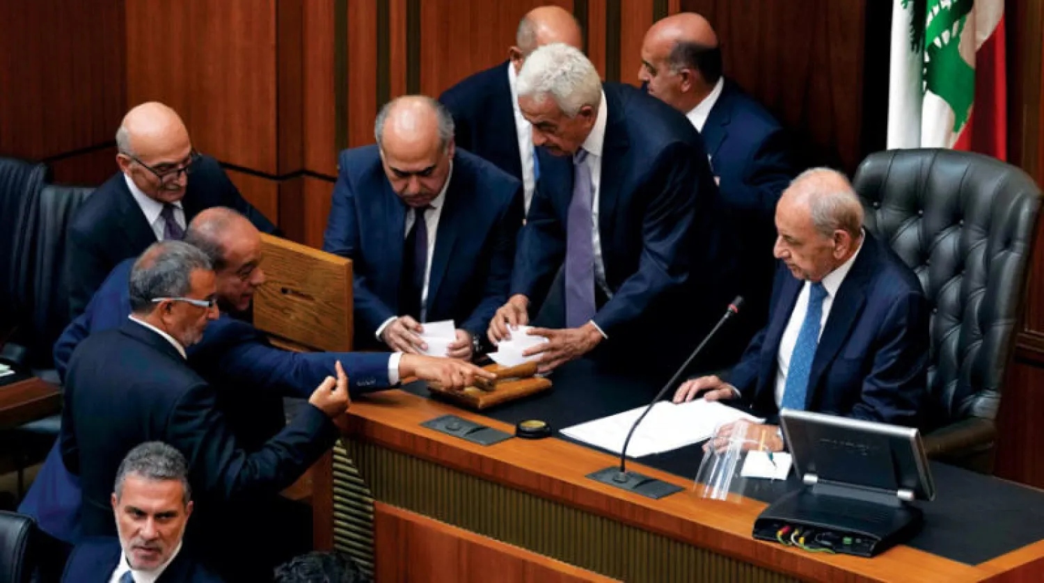 الرئيس نبيه بري يتابع فرز أصوات النواب في الدورة الأولى لانتخاب رئيس جديد (أ.ب)