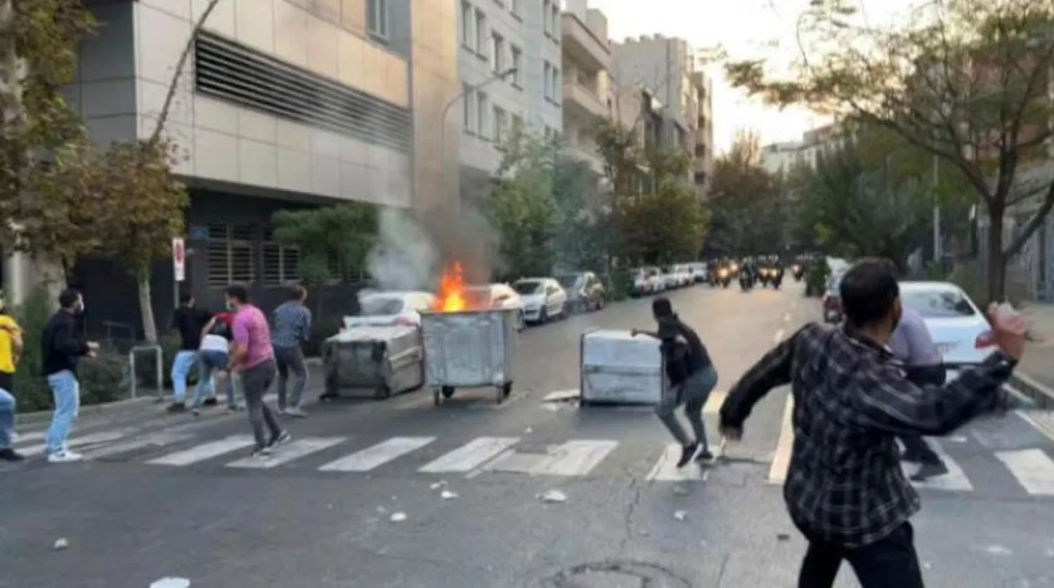 Göstericiler geçen hafta Tahran'ın merkezinde çevik kuvvet polisine taş attı (AP)