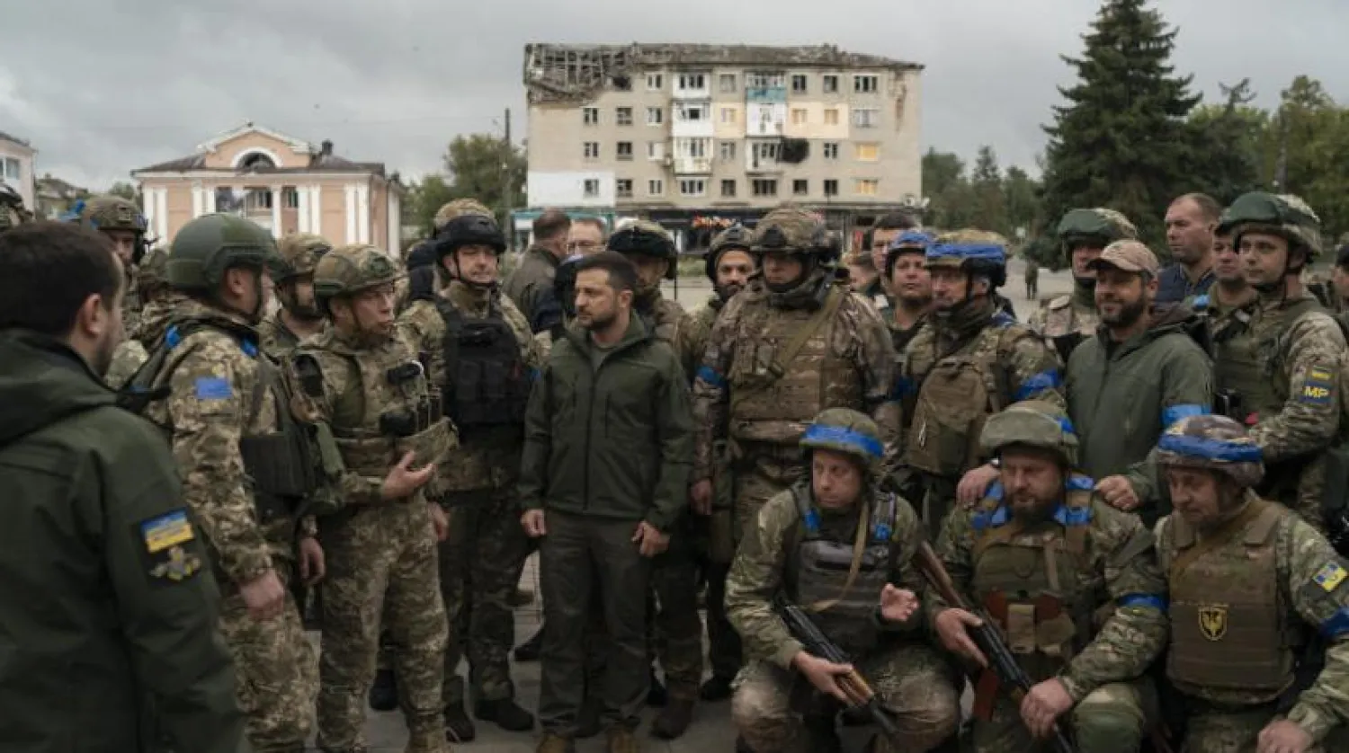 Ukrayna Devlet Başkanı Vladimir Zelenskiy ordu mensuplarıyla daha önce yaptığı görüşmede (AP-Arşiv)