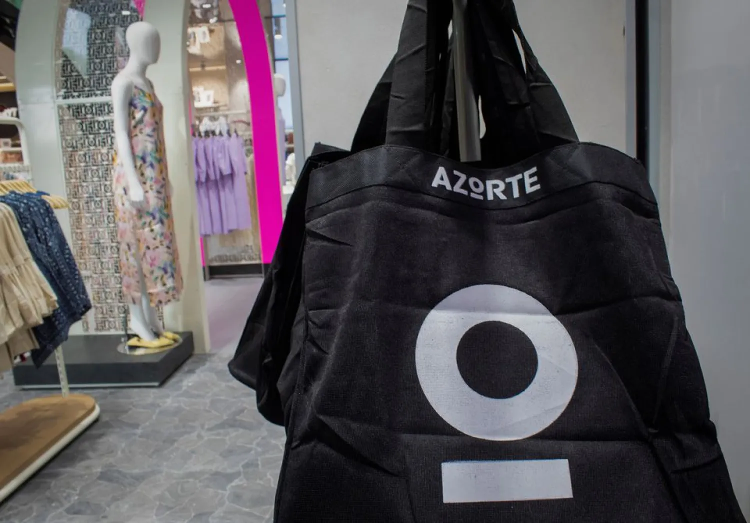 A carry bag is pictued inside the Azorte, a fashion and lifestyle store of Reliance Industries Ltd, during its launch in Bengaluru, India, September 29, 2022. REUTERS/Nandan Mandayam


