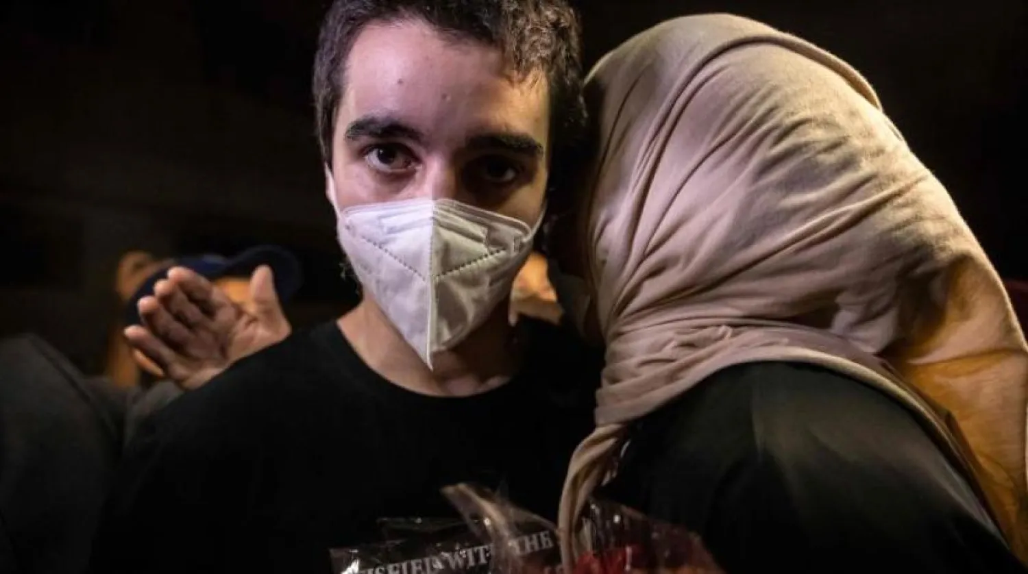 Faslı genç Sadun’un annesi, oğlunu Kazablanka’da karşılarken (AFP)