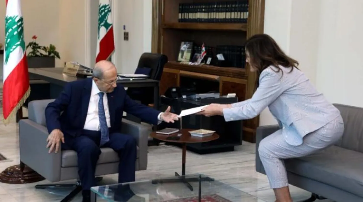 ABD'nin Beyrut Büyükelçisi Dorothy Shea, Lübnan Cumhurbaşkanı Mişel Avn’a ABD'li arabulucu Amos Hochstein'ın mesajını iletirken (Lübnan Cumhurbaşkanlığı)