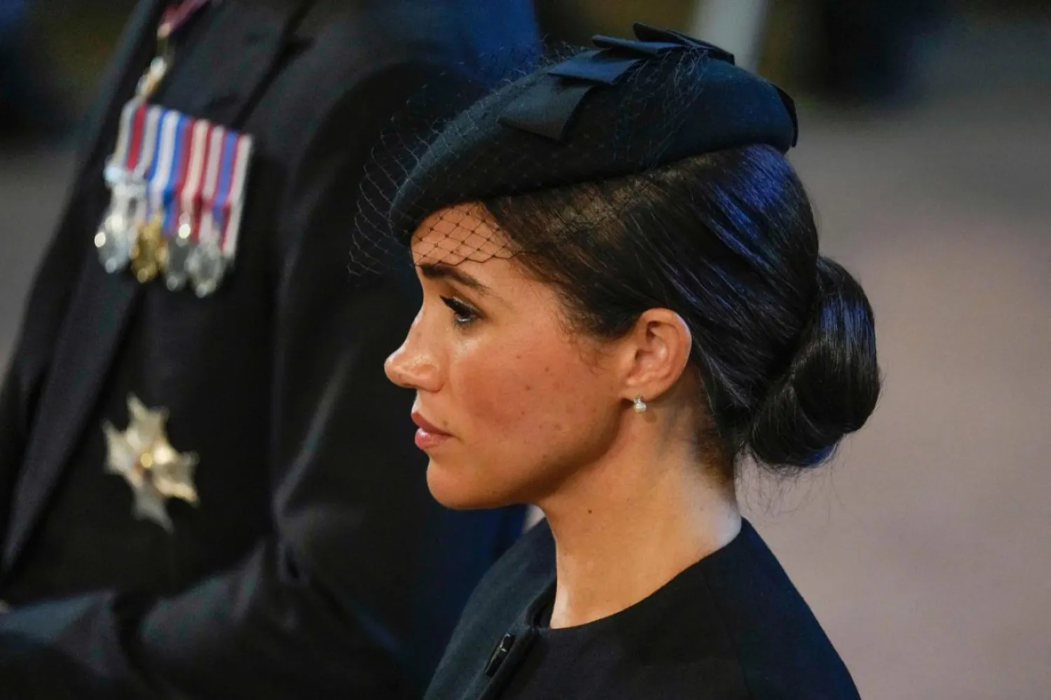 Markle, Kraliçe II. Elizabeth'in cenaze töreninde onun hediye ettiği inci küpelerle saygı duruşunda bulunmuştu (AFP)


