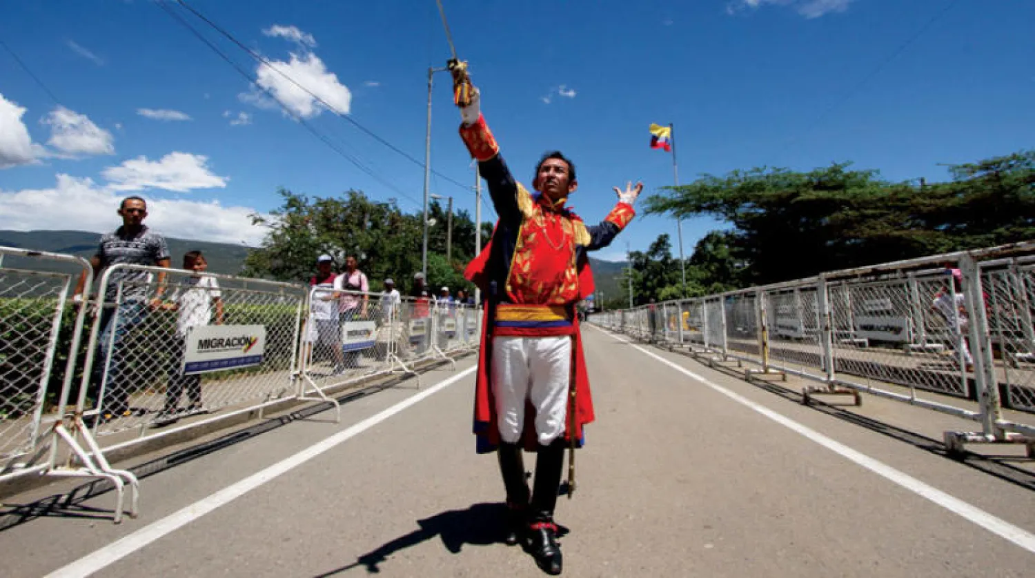 رجل يؤدي عرضاً خلال حفل لإعادة فتح الحدود البرية رسمياً بين فنزويلا وكولومبيا سبتمبر الماضي (أ.ف.ب)
