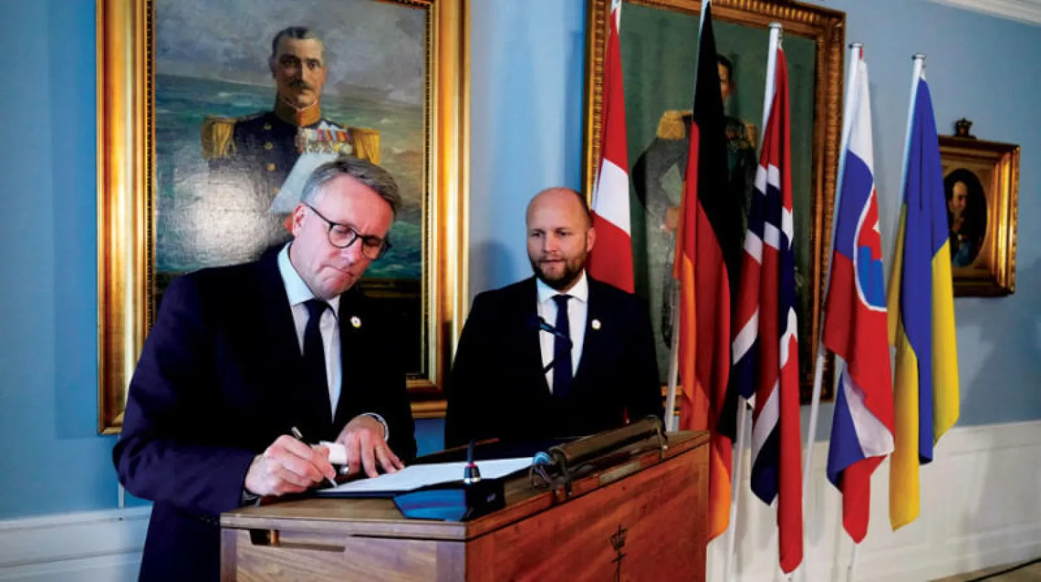 وزيرا دفاع الدنمارك وسلوفاكيا يوقعان على منحة مشتركة لأوكرانيا أمس (أ.ف.ب)