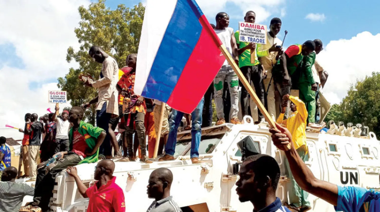 متظاهرون يرفعون العلم الروسي في واغادوغو أمس (أ.ف.ب)