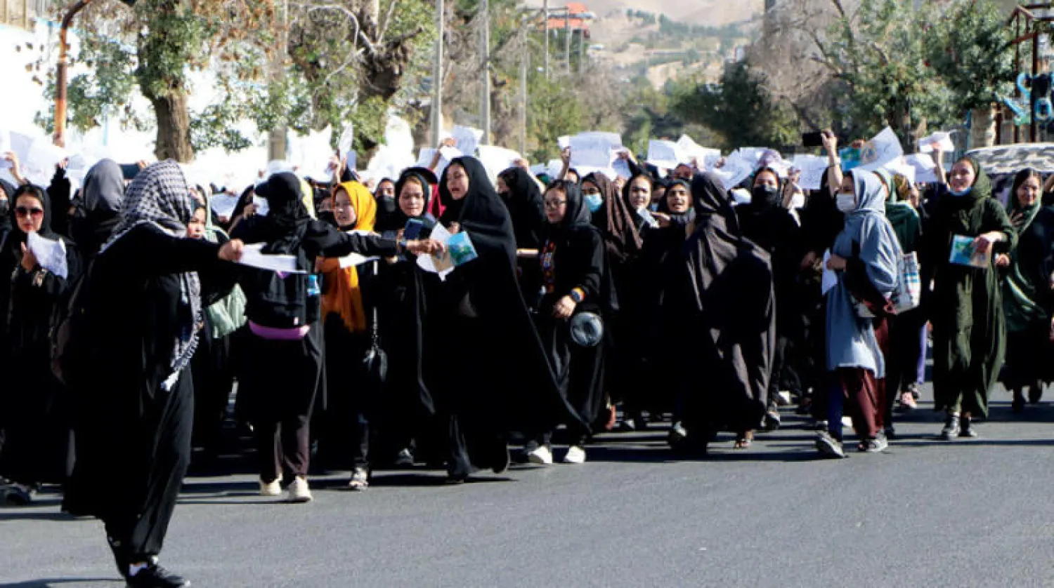 طالبات يشاركن في مسيرة من جامعة هرات إلى مبنى الحكومة، أمس، احتجاجاً على الهجوم الذي استهدف الأسبوع الماضي مركزاً تعليمياً في منطقة شيعية بكابل (أ.ف.ب)