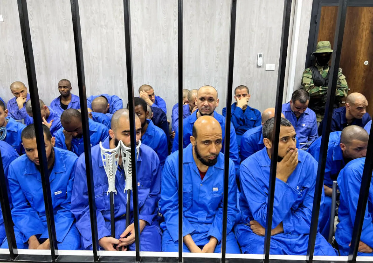 عناصر من تنظيم داعش الارهابي أمام المحكمة في مصراتة بأغسطس الماضي (رويترز)