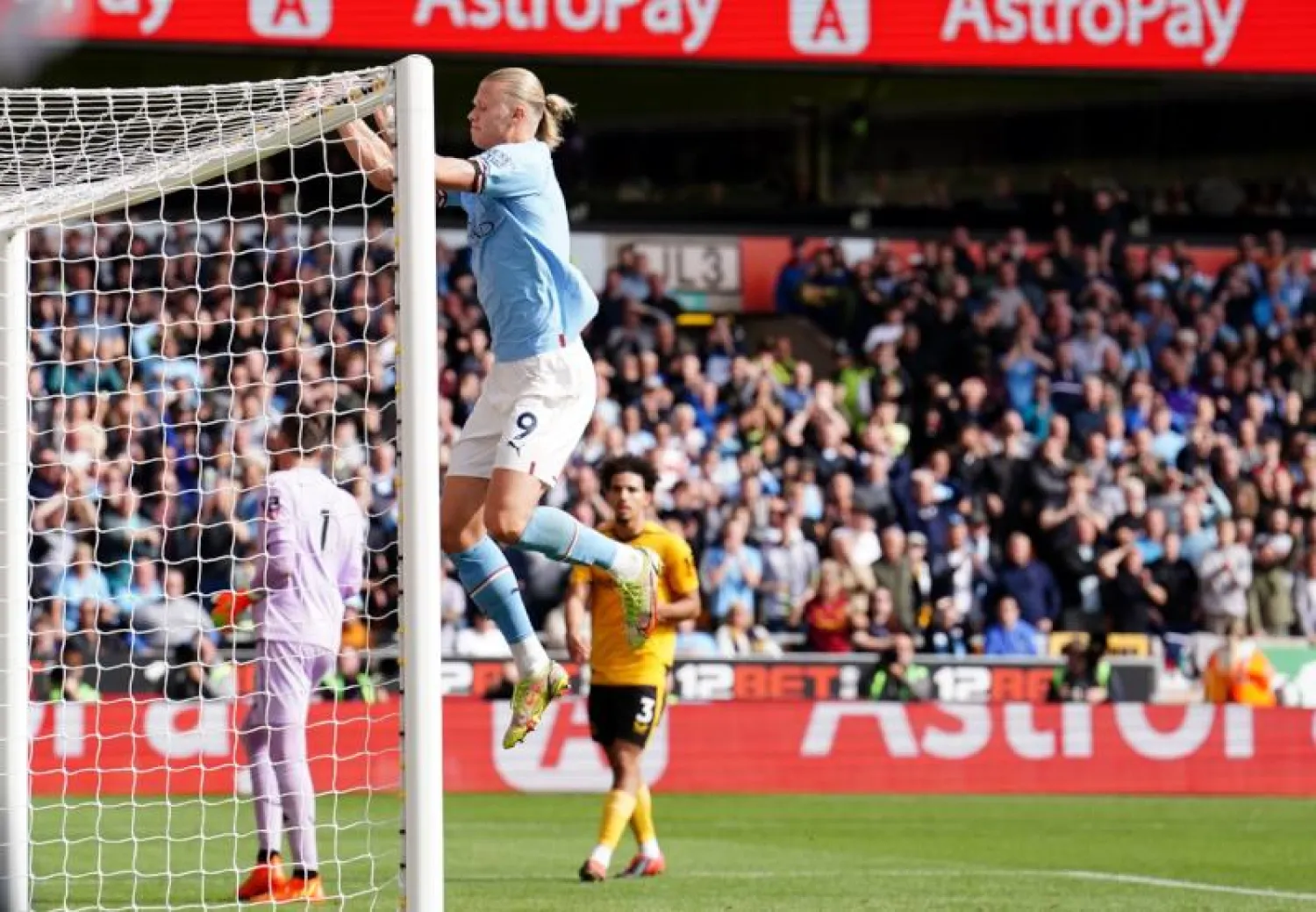 هالاند اليوم ستكون المسؤولية كبيرة عليه (د.ب.أ)