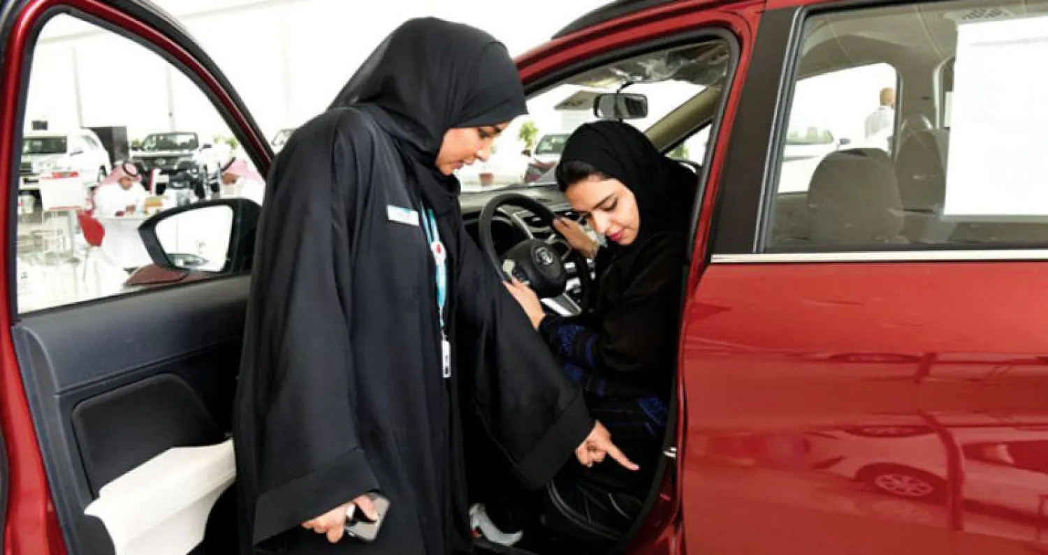 المرأة تبرز في مشهد حركة الطلب العالية على مبيعات السيارات في السعودية (الشرق الأوسط)